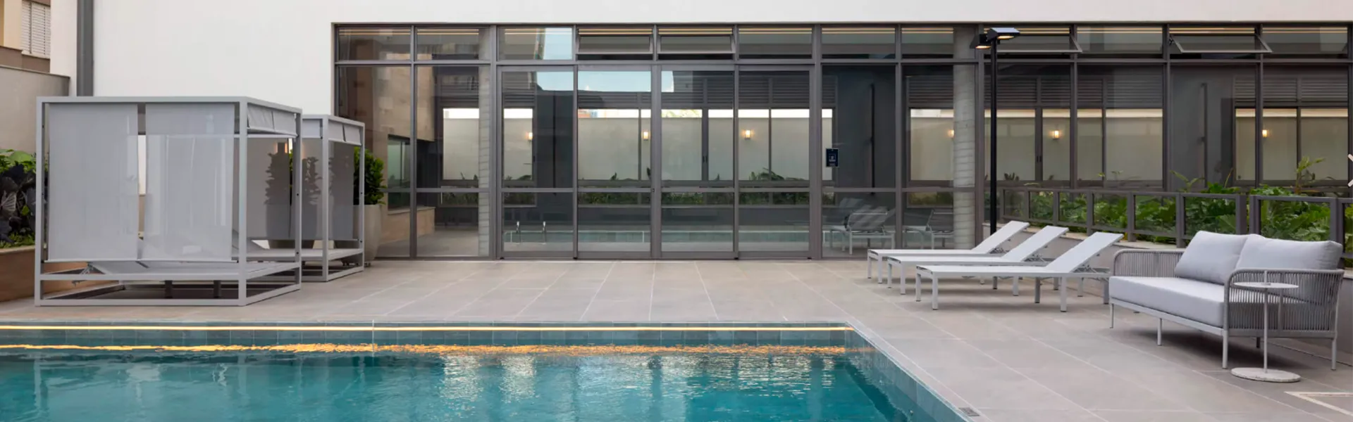 Área Externa com Piscina e Mobiliário Contemporâneo em Alumínio