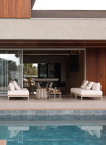 Área Externa Integrada com Mobiliário Sofisticado e Design Contemporâneo